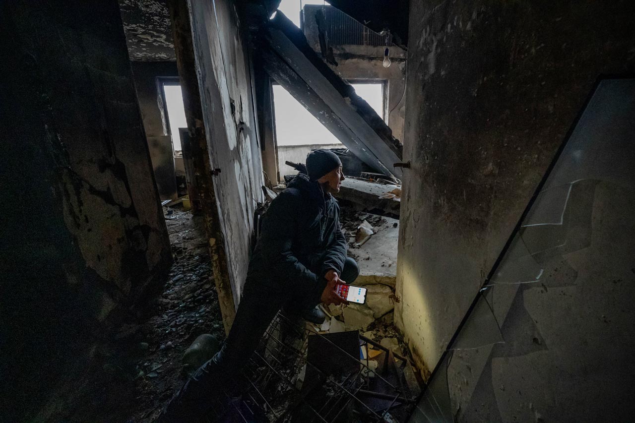 фото: Віталій на тлі руїн своєї квартири