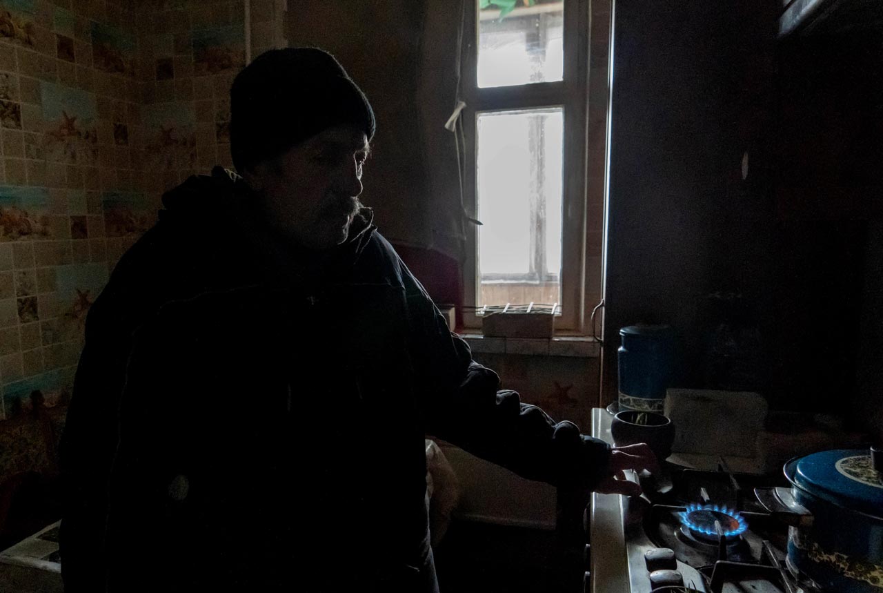 фото: Віталій запалює газову плиту 